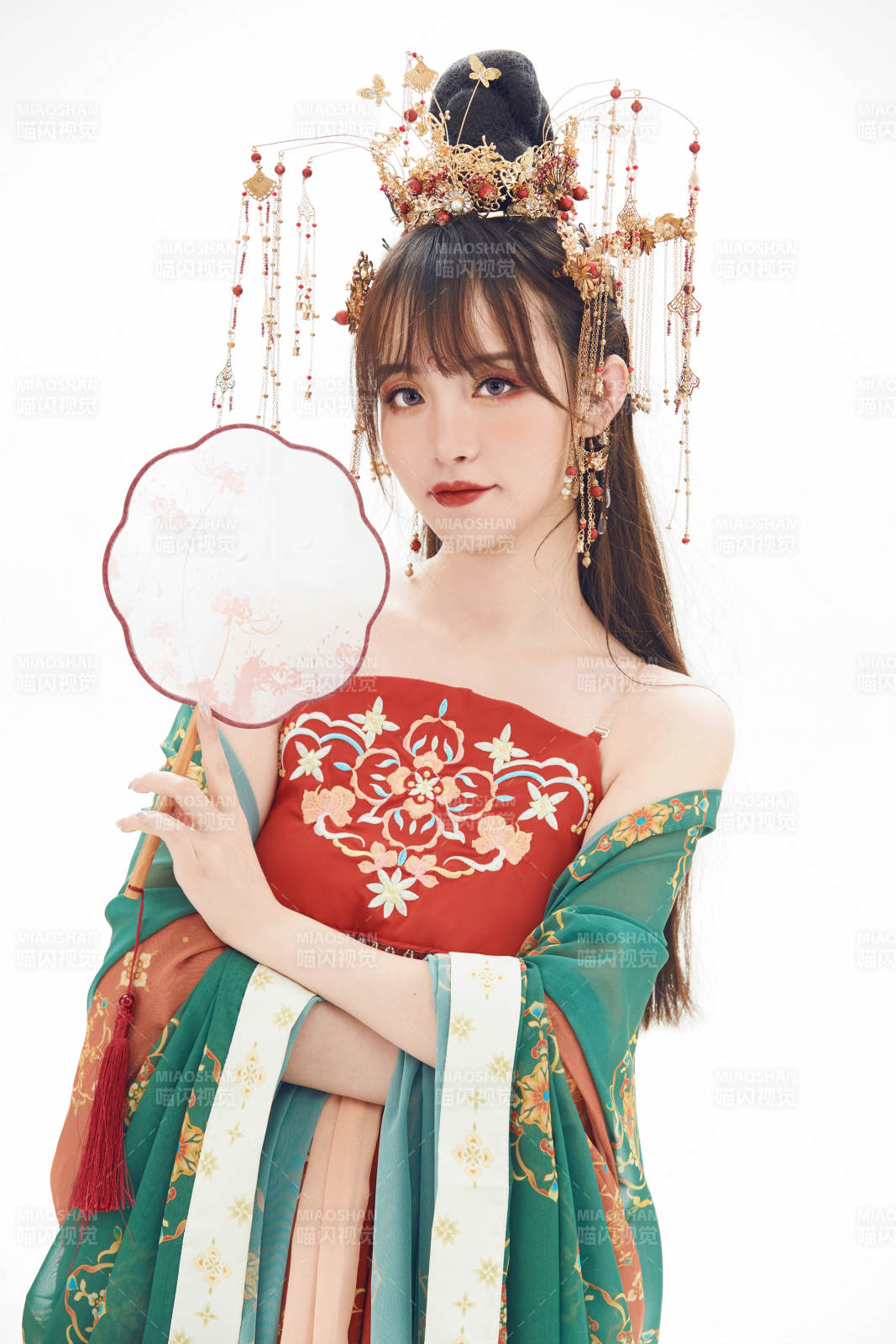 白色背景下身穿大唐风韵女性古装造型图片