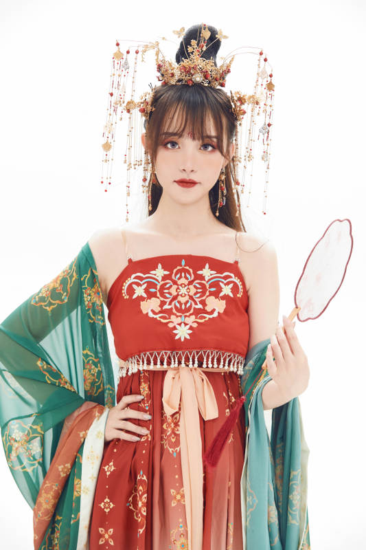 白色背景下身穿大唐风韵女性古装造型图片