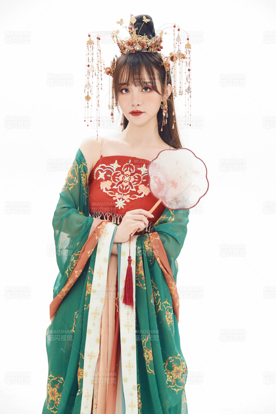 白色背景下身穿大唐风韵女性古装造型图片