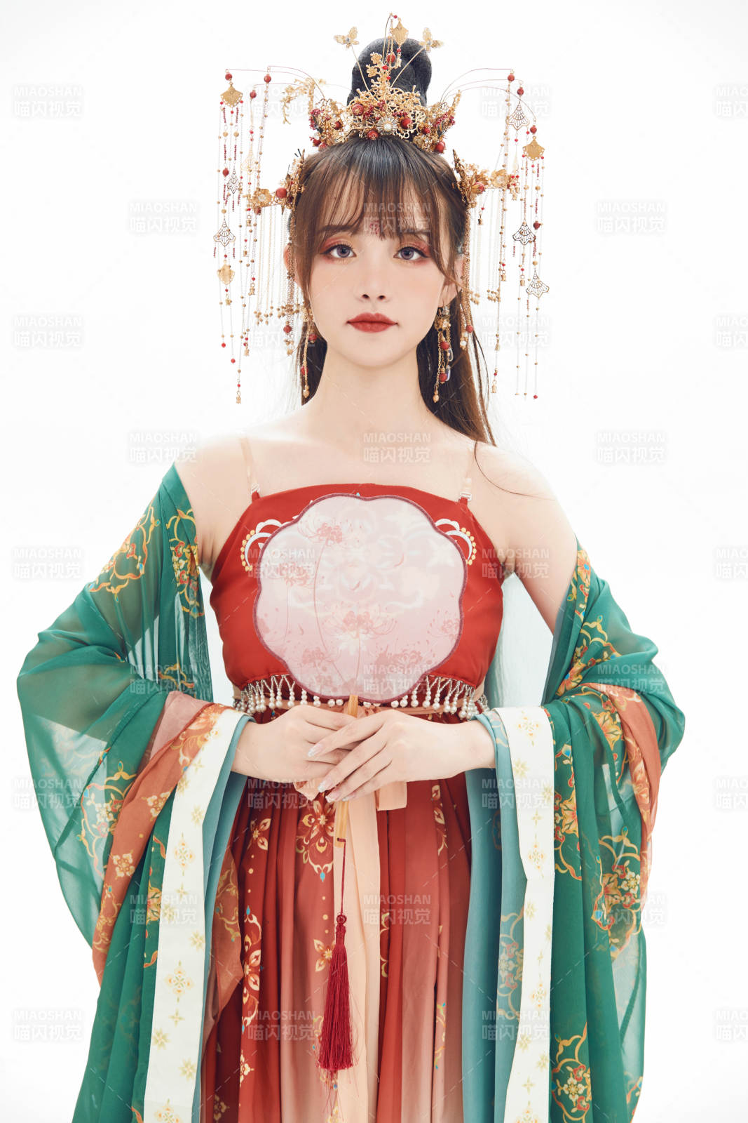 白色背景下身穿大唐风韵女性古装造型图片