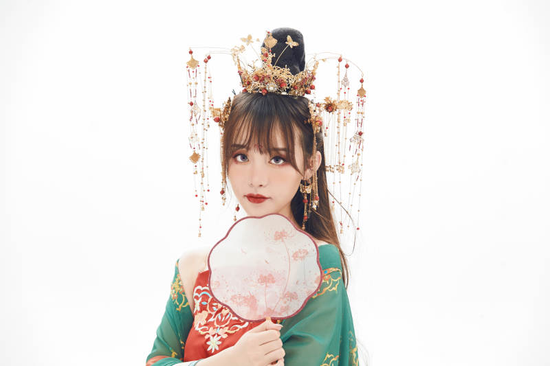 白色背景下身穿大唐风韵女性古装造型图片