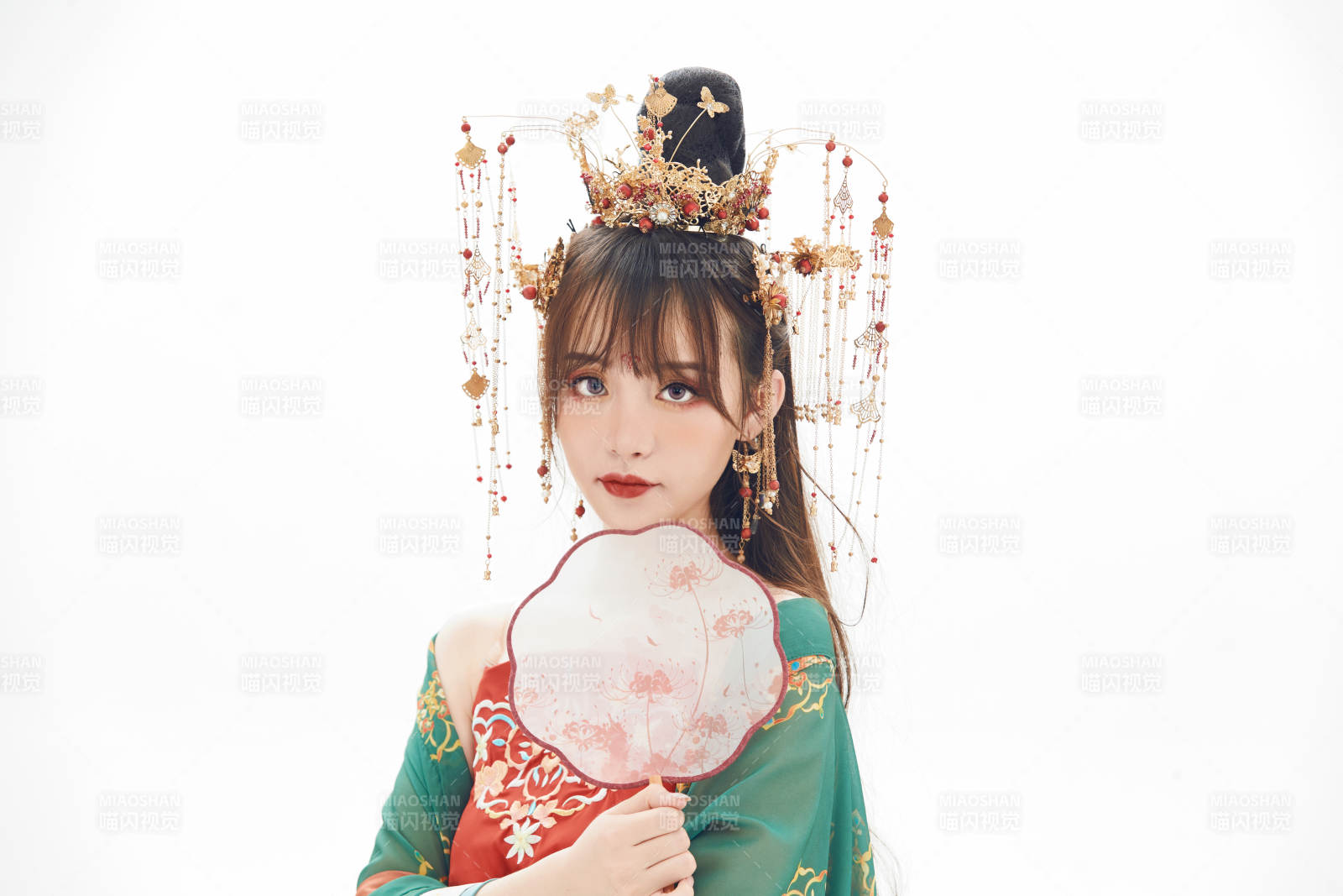 白色背景下身穿大唐风韵女性古装造型图片