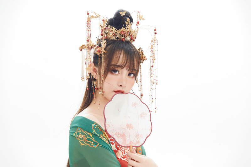 白色背景下身穿大唐风韵女性古装造型图片