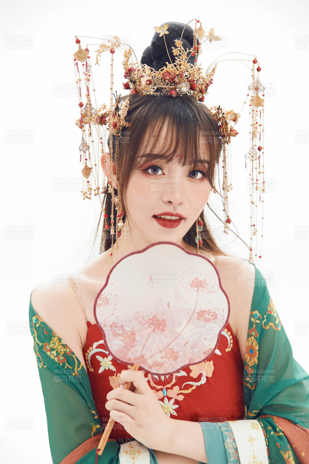 白色背景下身穿大唐风韵女性古装造型图片