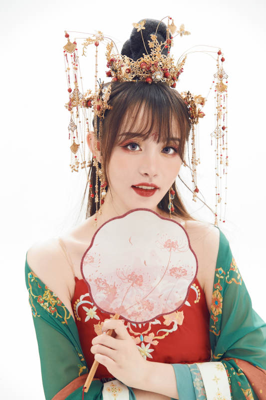 白色背景下身穿大唐风韵女性古装造型图片