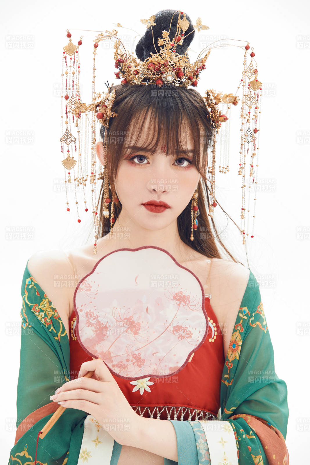 白色背景下身穿大唐风韵女性古装造型图片