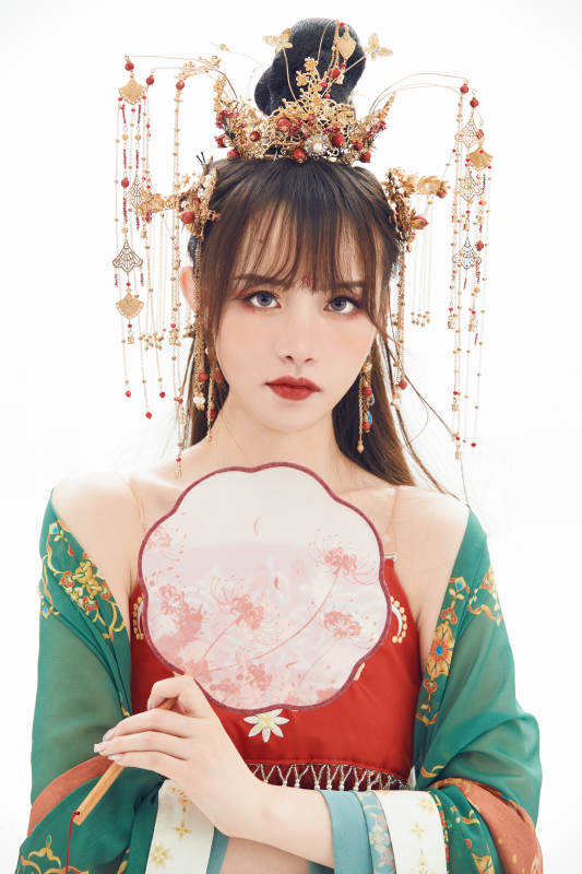 白色背景下身穿大唐风韵女性古装造型图片