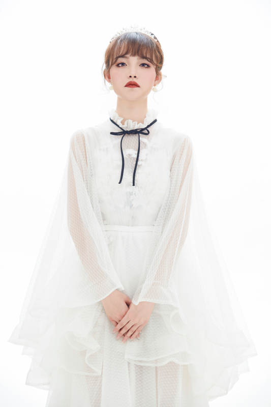 仿妆奥黛丽赫本风格妆容服饰的亚洲少女图片