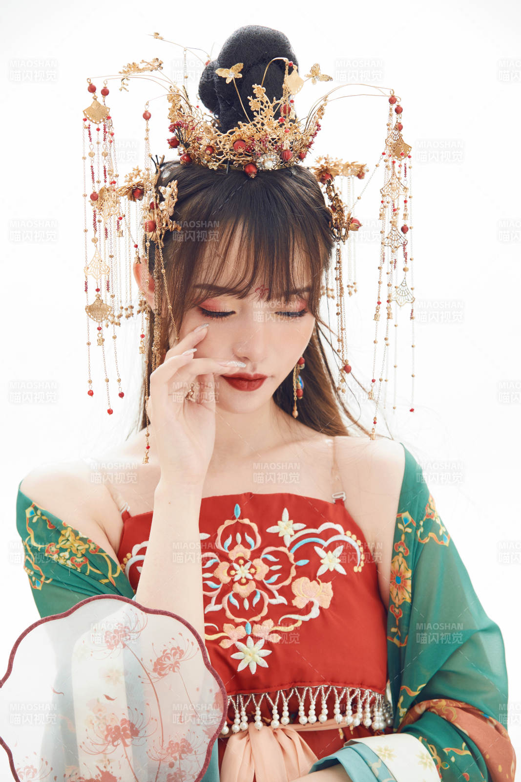 白色背景下身穿大唐风韵女性古装造型图片