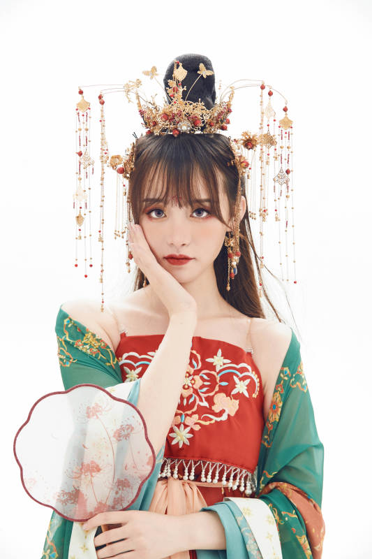 白色背景下身穿大唐风韵女性古装造型图片