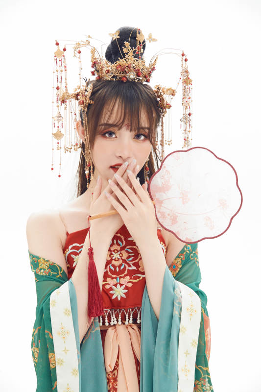 白色背景下身穿大唐风韵女性古装造型图片