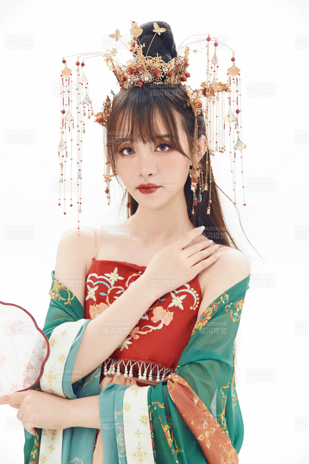 白色背景下身穿大唐风韵女性古装造型图片