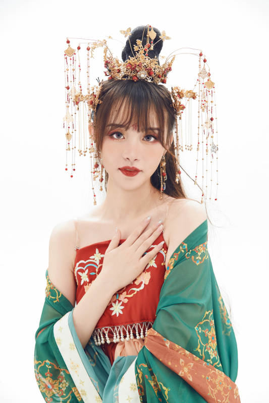 白色背景下身穿大唐风韵女性古装造型图片