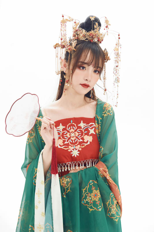 白色背景下身穿大唐风韵女性古装造型图片