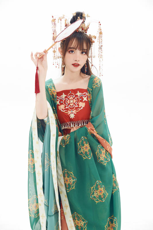 白色背景下身穿大唐风韵女性古装造型图片