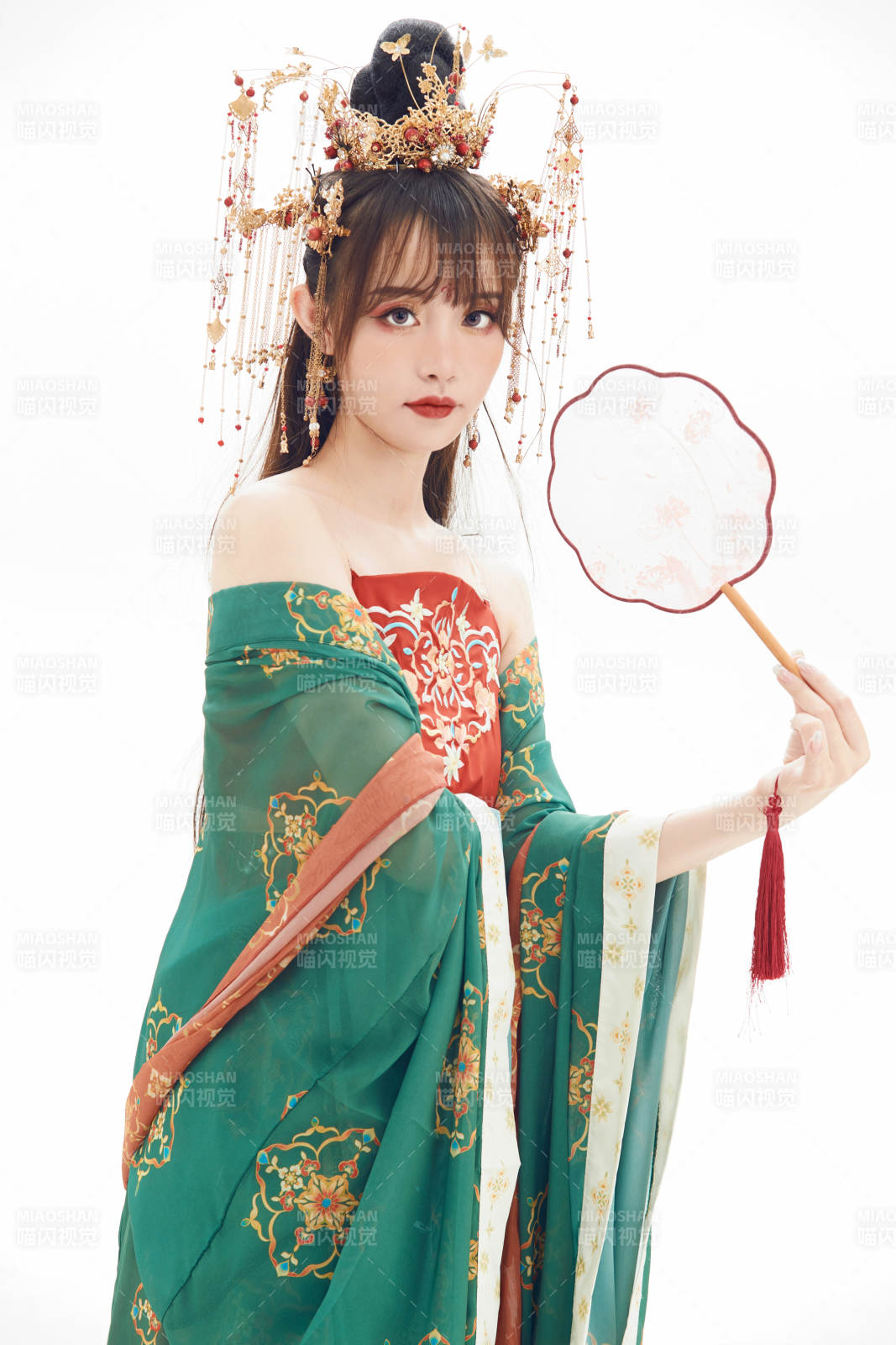 白色背景下身穿大唐风韵女性古装造型图片