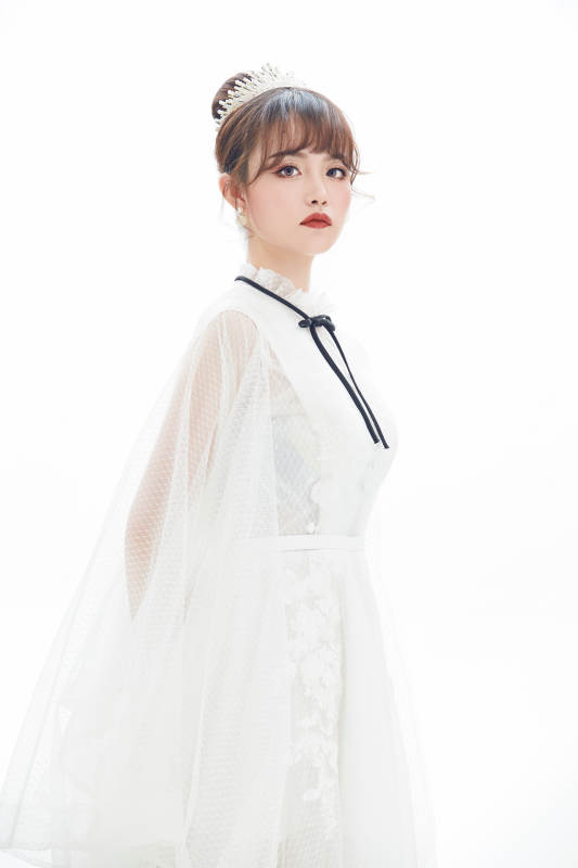 仿妆奥黛丽赫本风格妆容服饰的亚洲少女图片