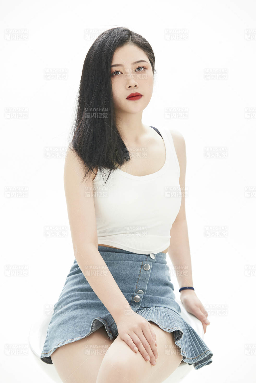 白色背景里的时尚亚洲女孩图片