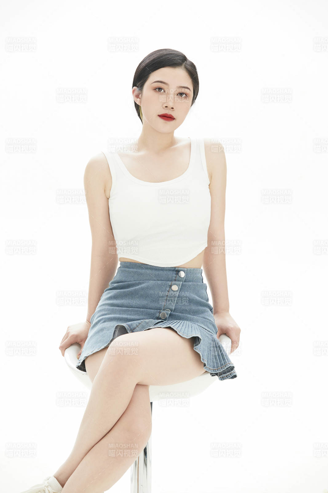 白色背景里的时尚亚洲女孩图片