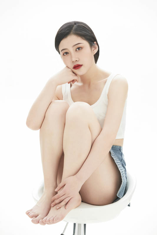 白色背景里的时尚亚洲女孩图片
