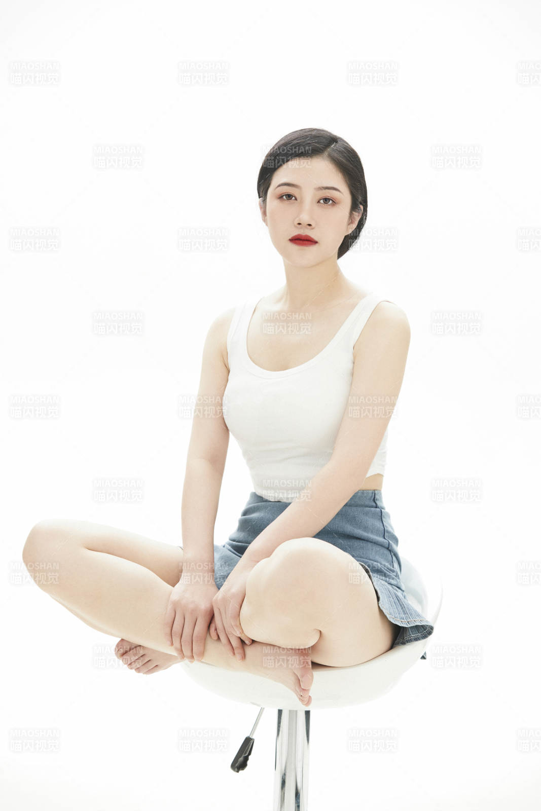 白色背景里的时尚亚洲女孩图片