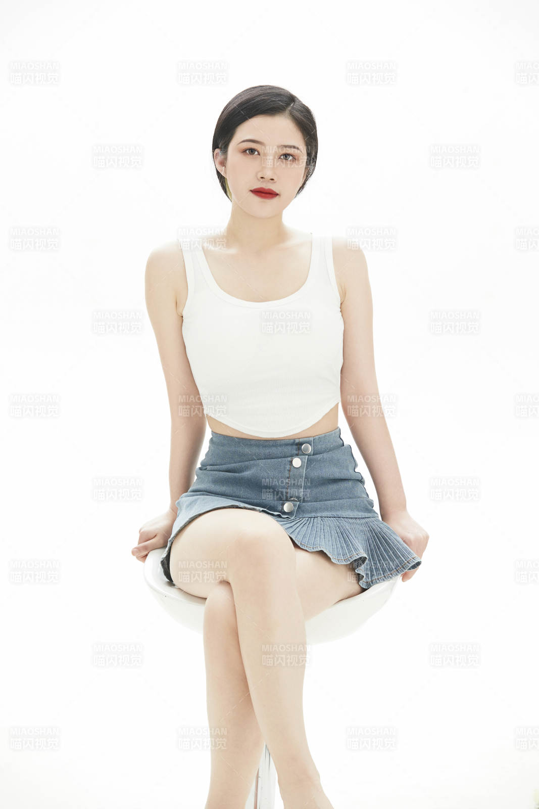 白色背景里的时尚亚洲女孩图片