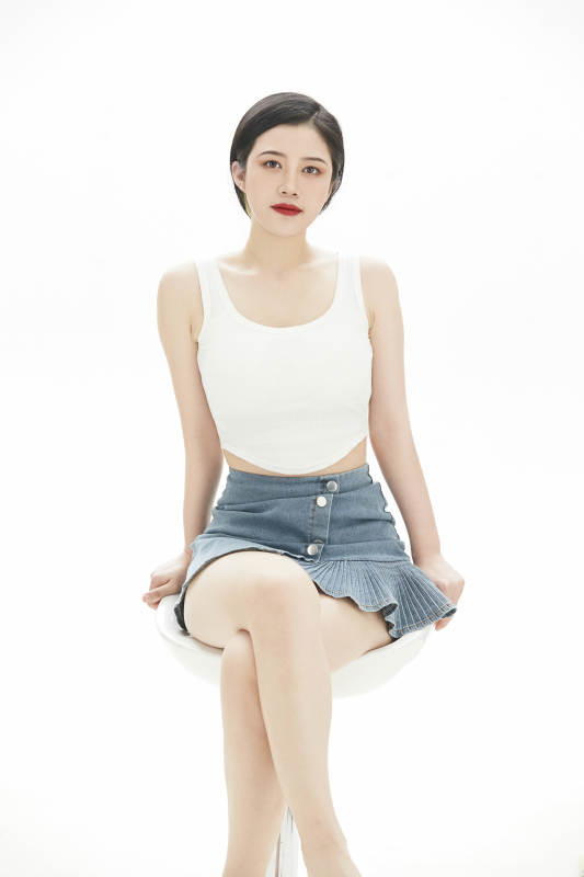 白色背景里的时尚亚洲女孩图片