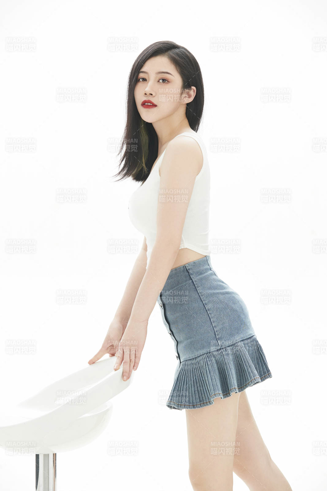 白色背景里的时尚亚洲女孩图片