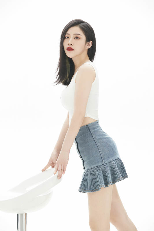 白色背景里的时尚亚洲女孩图片