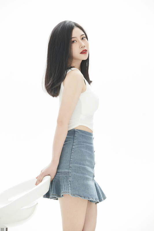 白色背景里的时尚亚洲女孩图片