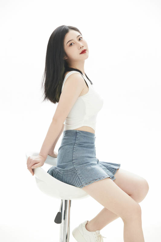 白色背景里的时尚亚洲女孩图片