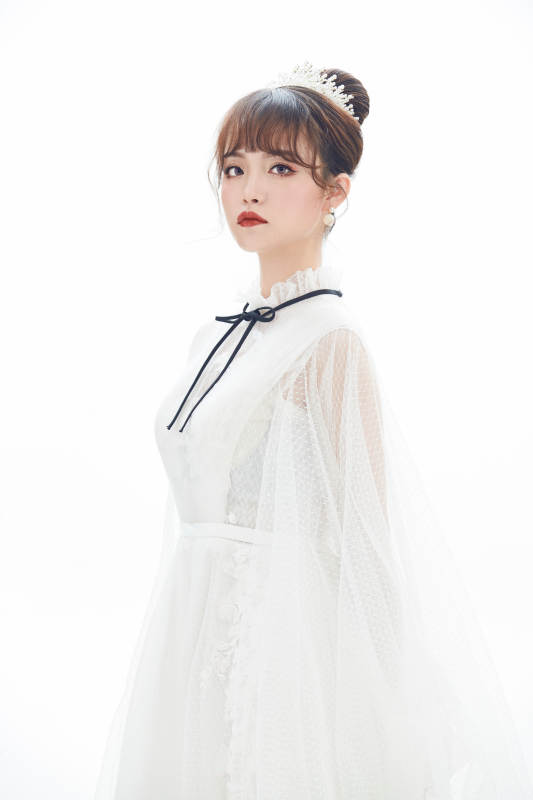 仿妆奥黛丽赫本风格妆容服饰的亚洲少女图片