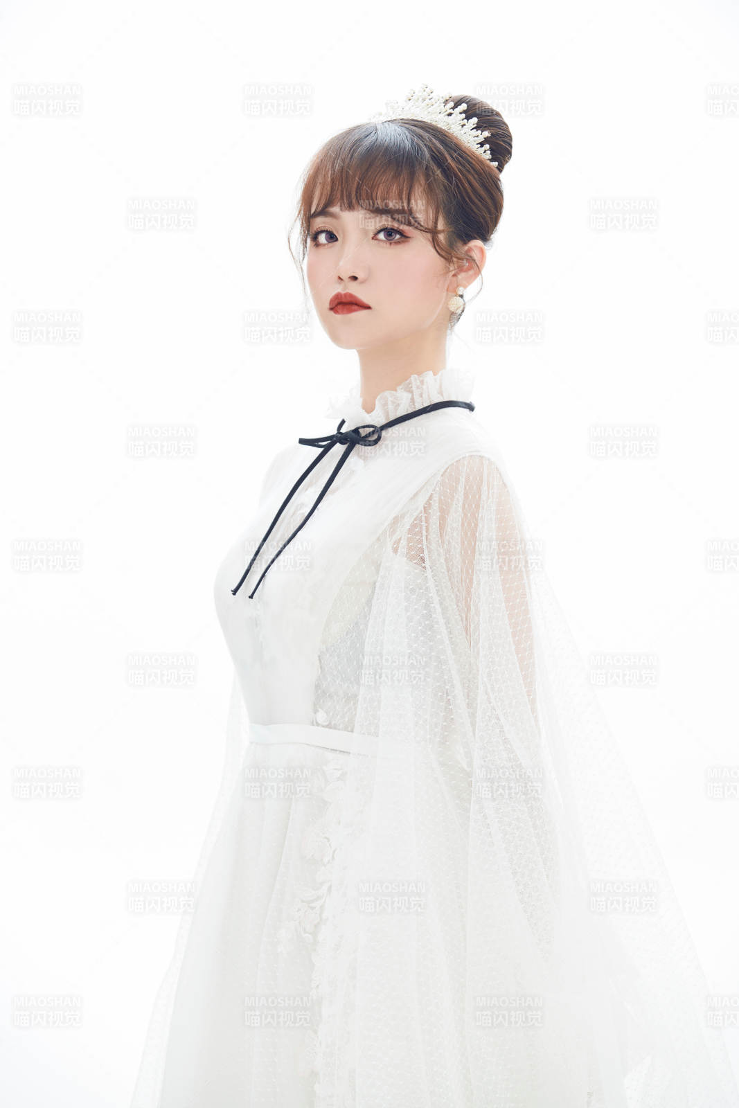 仿妆奥黛丽赫本风格妆容服饰的亚洲少女图片