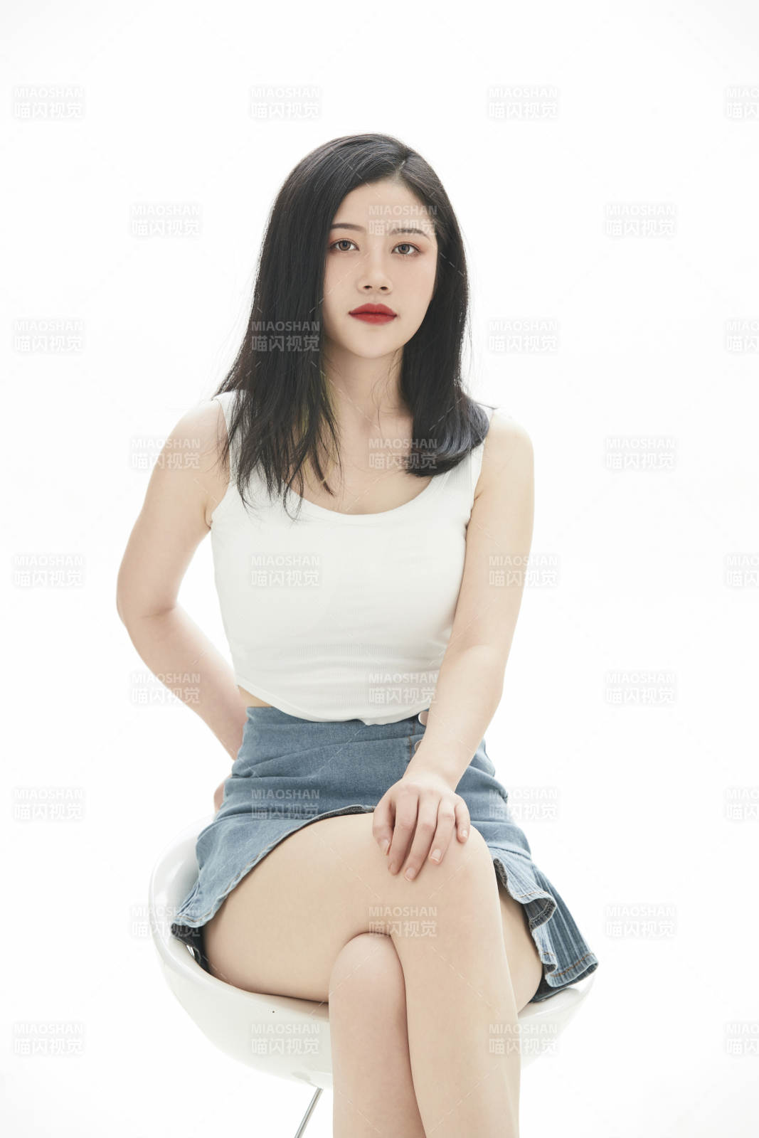 白色背景里的时尚亚洲女孩图片