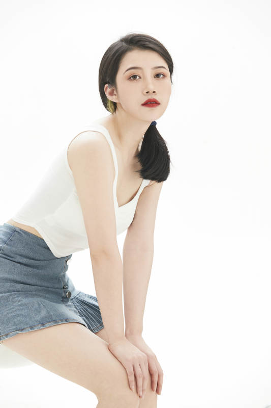 白色背景里的时尚亚洲女孩图片