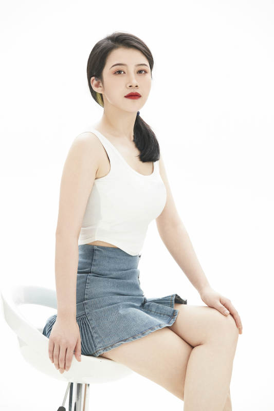 白色背景里的时尚亚洲女孩图片