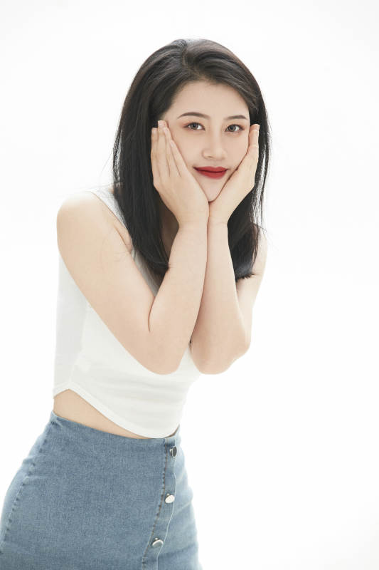 白色背景里的时尚亚洲女孩图片