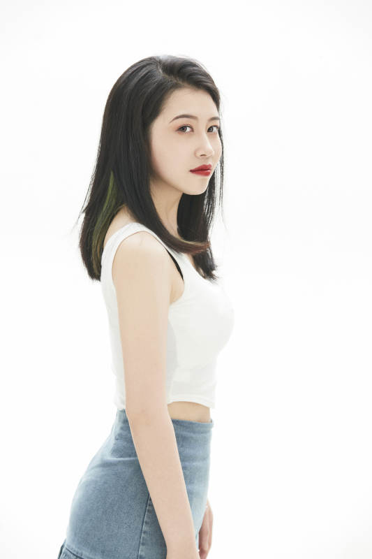 白色背景里的时尚亚洲女孩图片