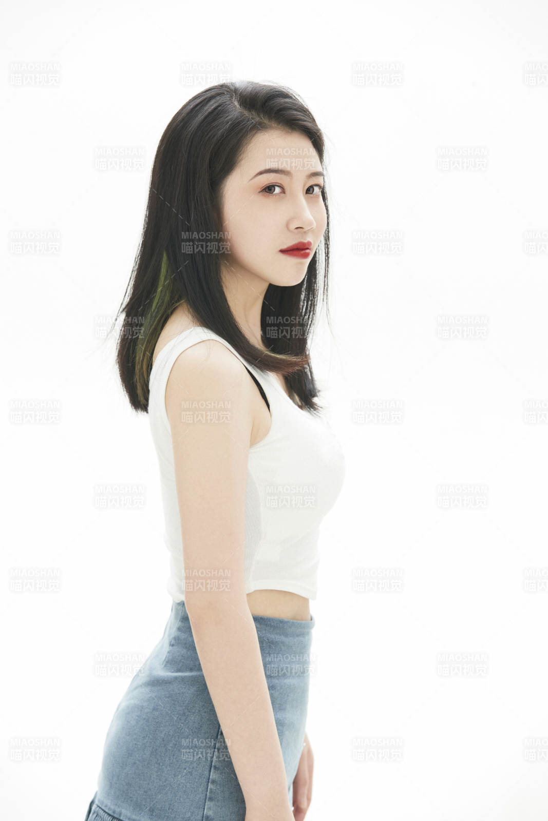 白色背景里的时尚亚洲女孩图片