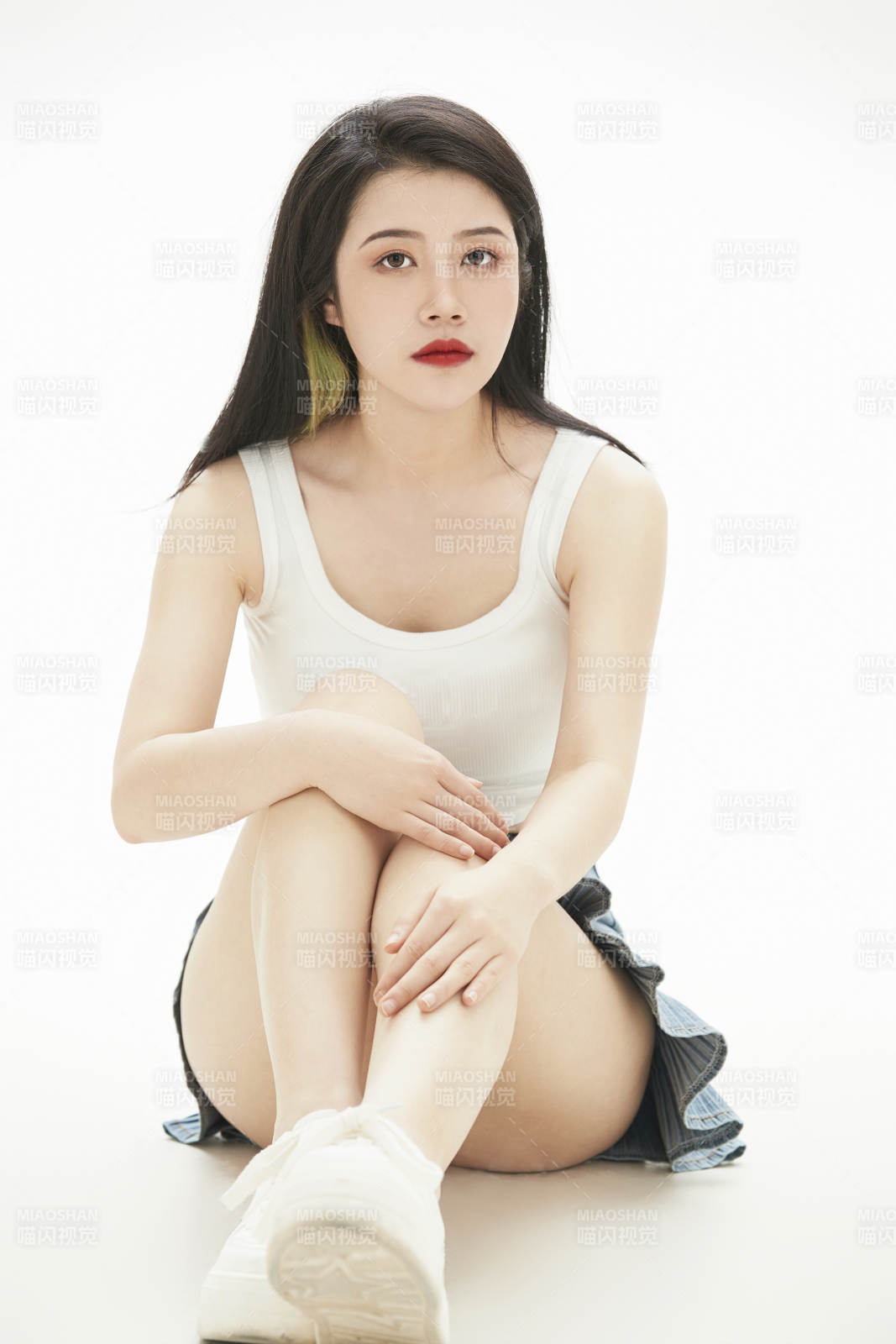 白色背景里的时尚亚洲女孩图片