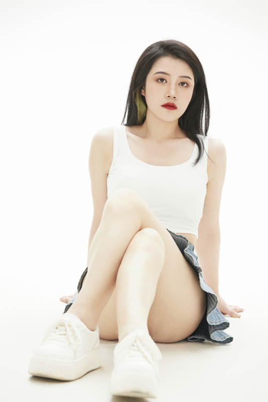 白色背景里的时尚亚洲女孩图片