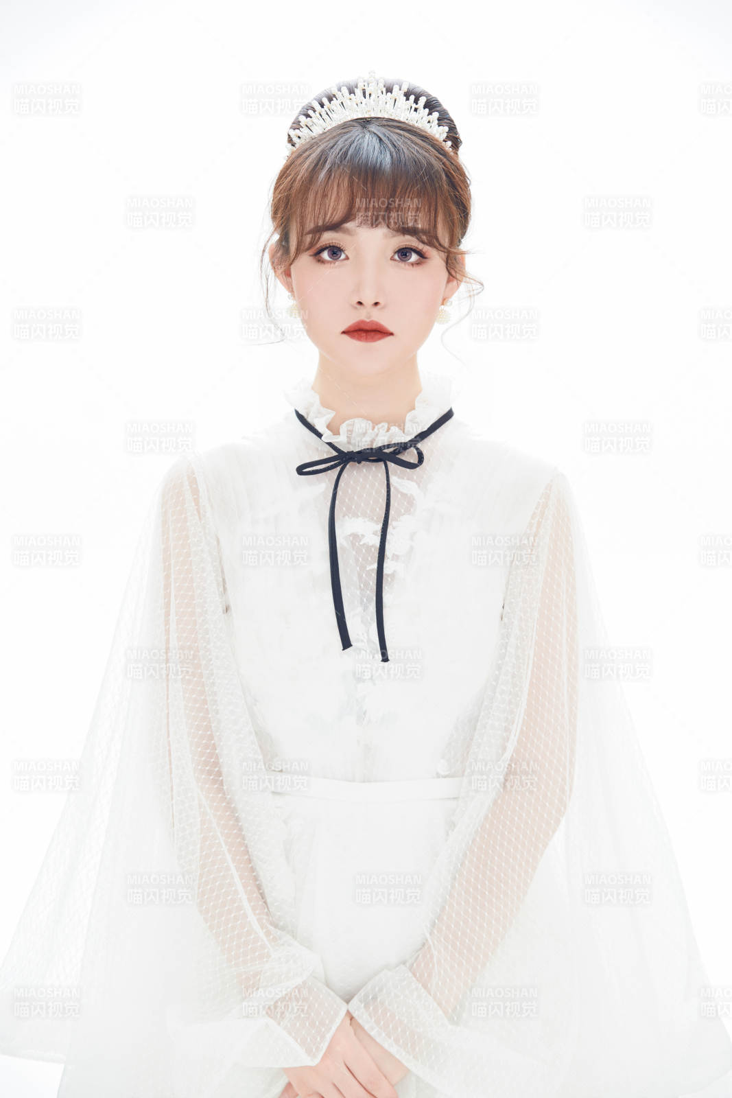 仿妆奥黛丽赫本风格妆容服饰的亚洲少女图片