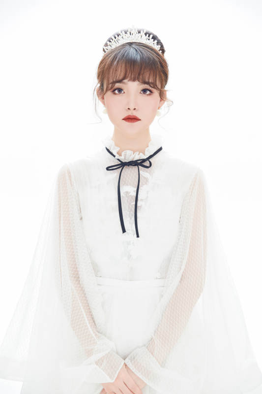 仿妆奥黛丽赫本风格妆容服饰的亚洲少女图片