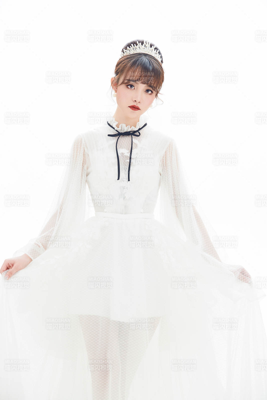 仿妆奥黛丽赫本风格妆容服饰的亚洲少女图片