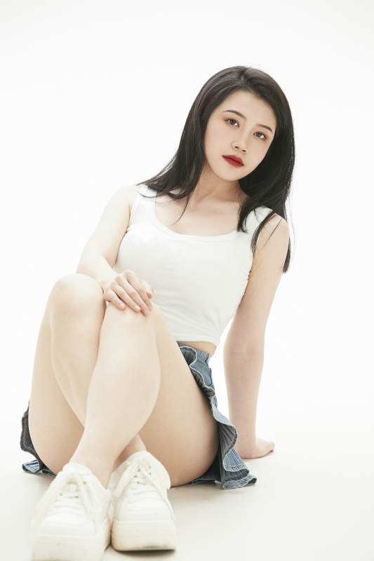 白色背景里的时尚亚洲女孩图片