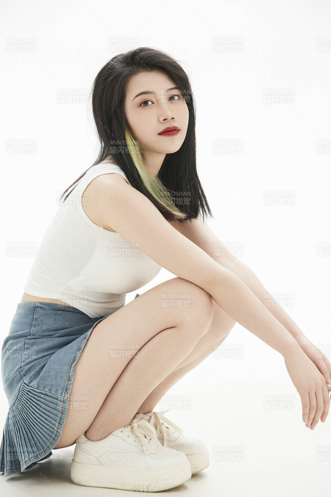 白色背景里的时尚亚洲女孩图片