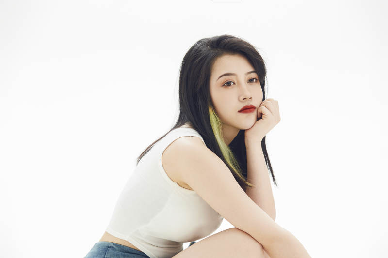 白色背景里的时尚亚洲女孩图片