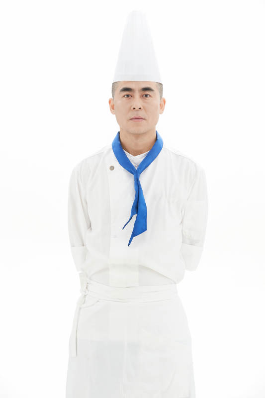 白色背景下的酒店高级厨师形象图片