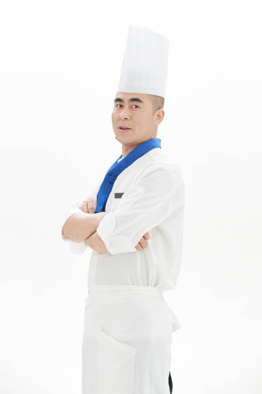 白色背景下的酒店高级厨师形象图片