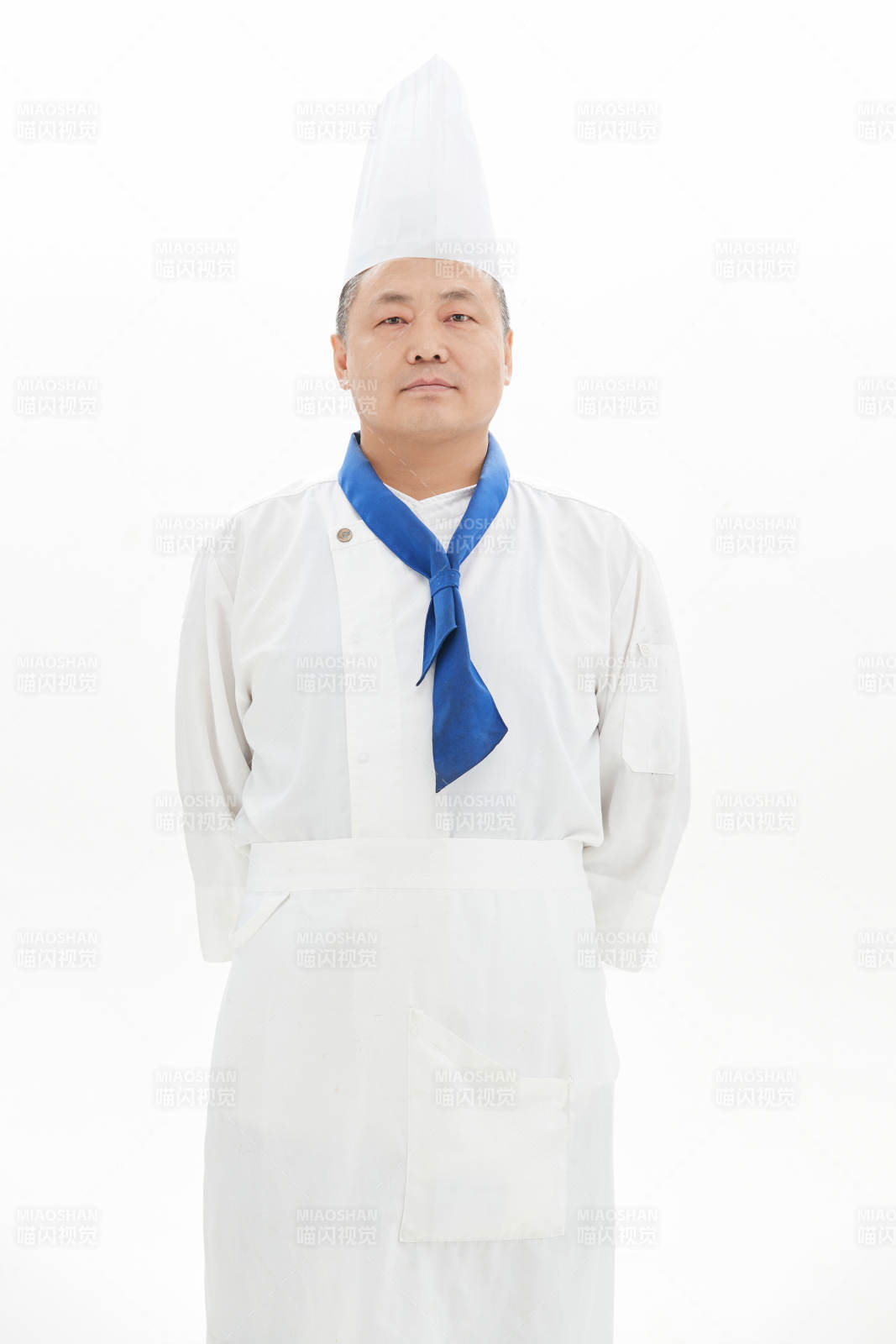 白色背景下的酒店高级厨师形象图片